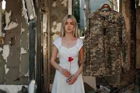 Фотофакт. Вдова погибшего украинского военного — в годовщину свадьбы