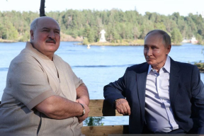 Показательный снимок, где особо бросается в глаза лишний вес Лукашенко