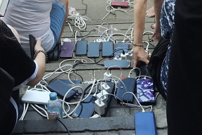 Фотофакт. Жители Мозыря заряжают телефоны у здания «Белтелекома»