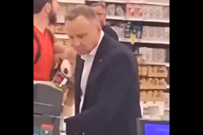 Видеофакт. Президент Польши делает покупки в супермаркете (видео)