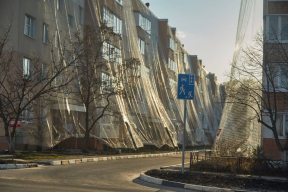 Война, 3 апреля. Россияне натягивают на многоэтажки сетки для защиты от дронов. Путин доверил переговоры с США двум конфликтующим командам