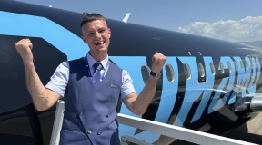 «Ты был прекрасен, как Иисус». Бортпроводник «Белавиа» стал звездой Тредса