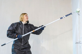 Фото дня. Как топ-чиновники на субботнике для картинки подержались за инструменты