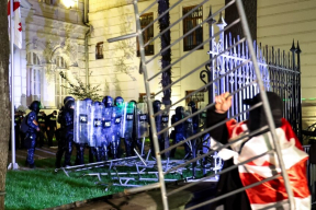 В Тбилиси протестующих разгоняли слезоточивым газом, перцовым спреем и водометом