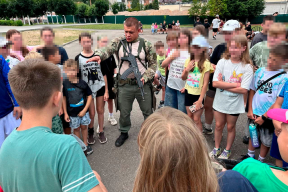Фотофакт. Дмитрий Павличенко учит беларуских детей «патриотизму» с оружием в руках