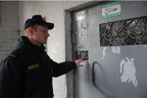 Конвейер репрессий. Освобожденных политузников, оставшихся в Беларуси, серьезно ограничат в правах. В день, когда помиловали политзаключенного Даронина, его жене дали 8,5 лет колонии